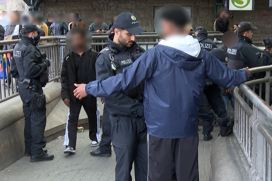 Die Polizei kontrollierte zahlreiche Reisende und Passanten auf Waffen.