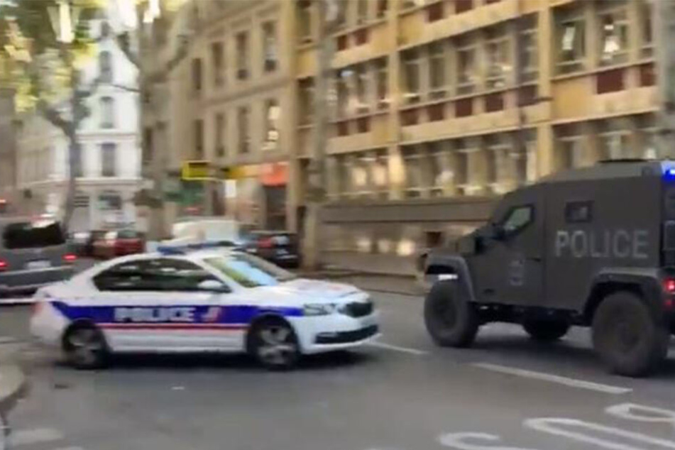 Ein gepanzertes Fahrzeug fährt in das abgesperrte Gebiet.