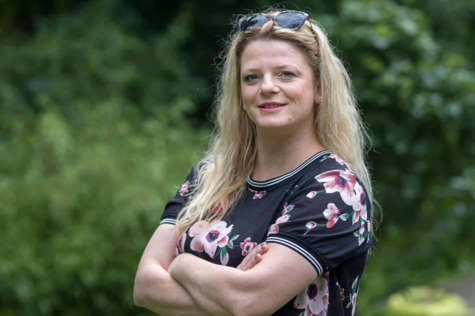 Susanne Schaper (41, Linke) liebt Emojis und verschickt gern das küssende Smiley.