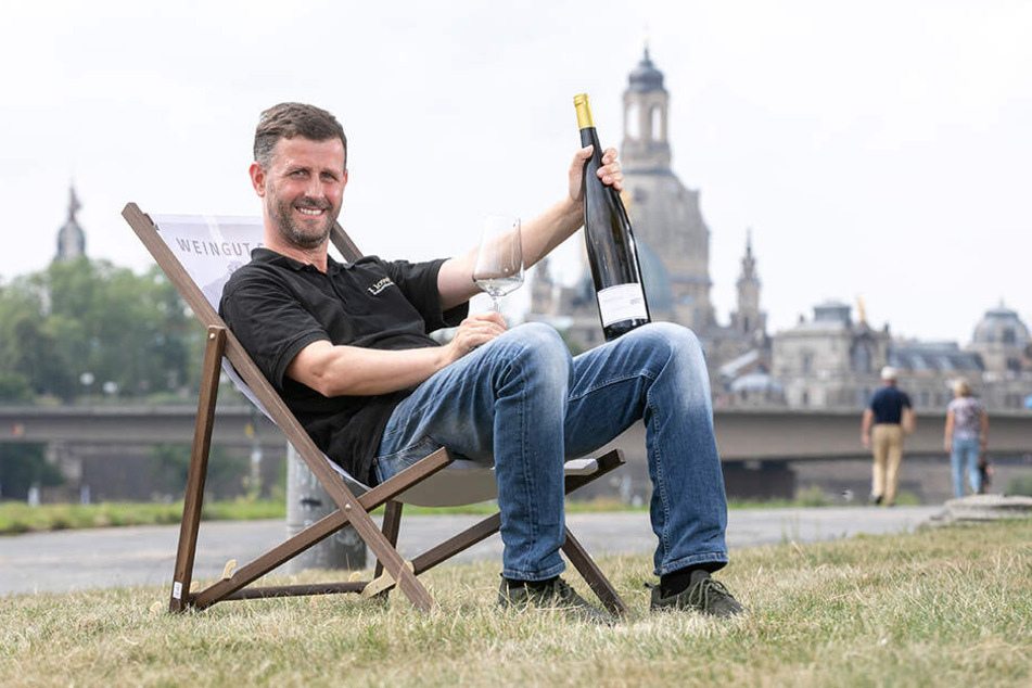Weinzentrale-Sommelier Jens Pietzonka (47) hat schon mal im Liegestuhl Platz genommen - die Flasche Wein leert er ab morgen mit seinen Gästen.