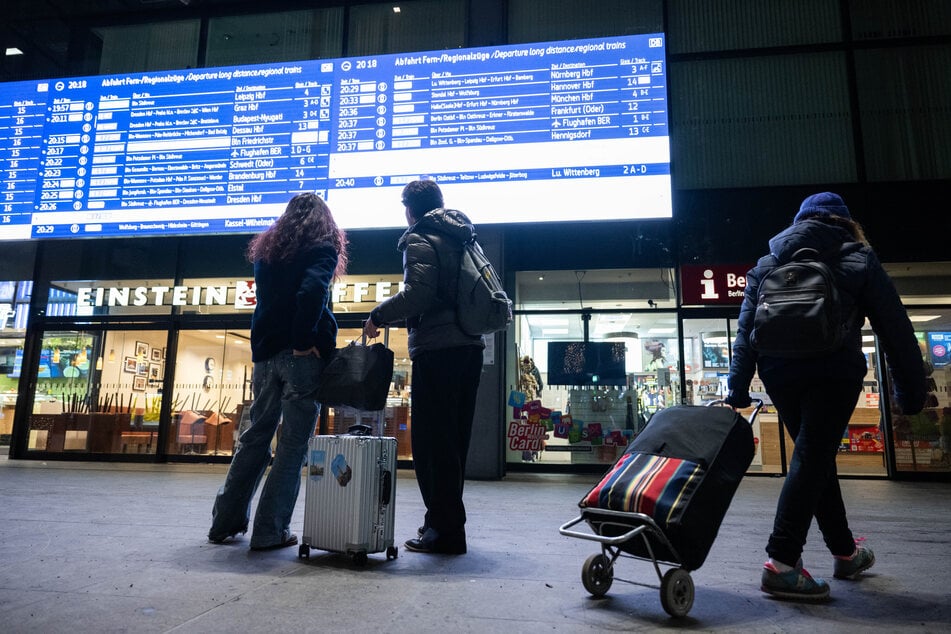 Nach Angaben der Polizei blieb die Verkehrslage in Berlin am frühen Morgen ruhig.