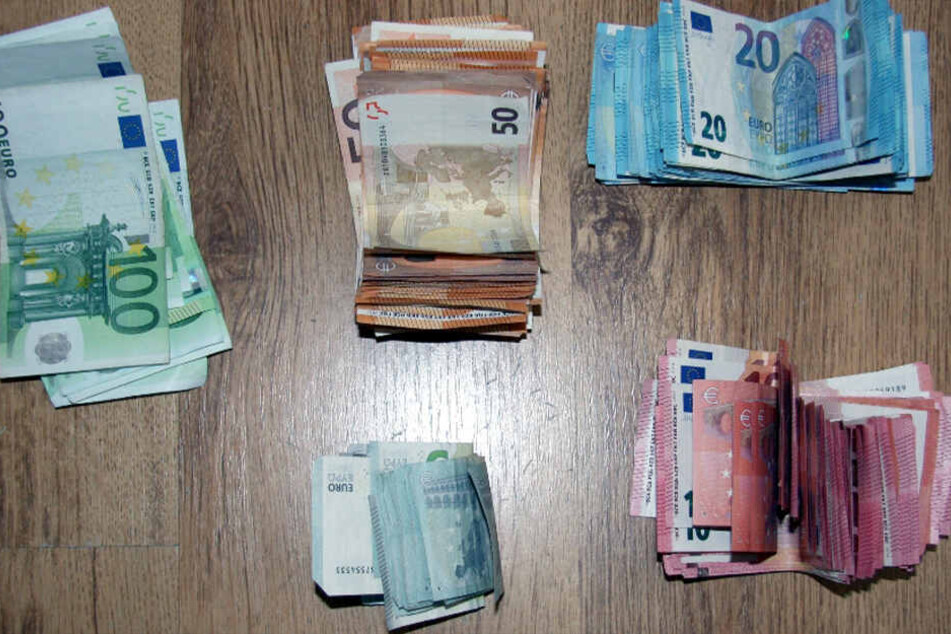 Bei der Durchsuchung entdeckte die Polizei 10.000 Euro Bargeld.