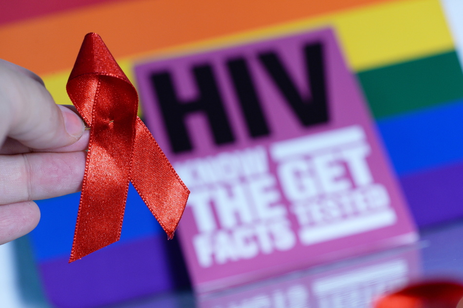 Das "Red Ribbon", die rote Aids-Schleife, ist das weltweite Zeichen für die Solidarität mit den Betroffenen.