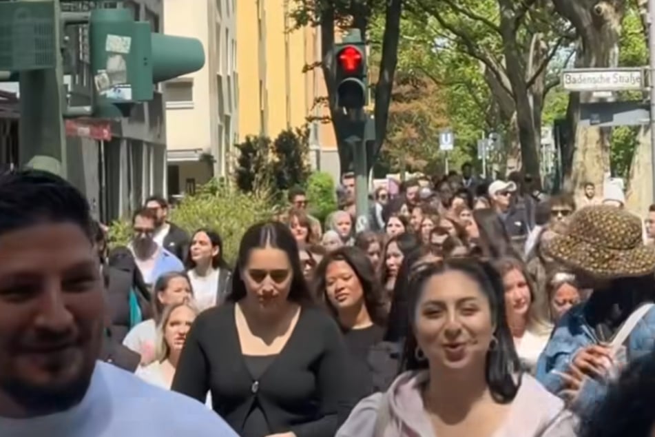 Hunderte Menschen kamen nach einem Aufruf von Content Creator Allan Anders zu einem gemeinsamen Spaziergang durch Berlin zusammen.