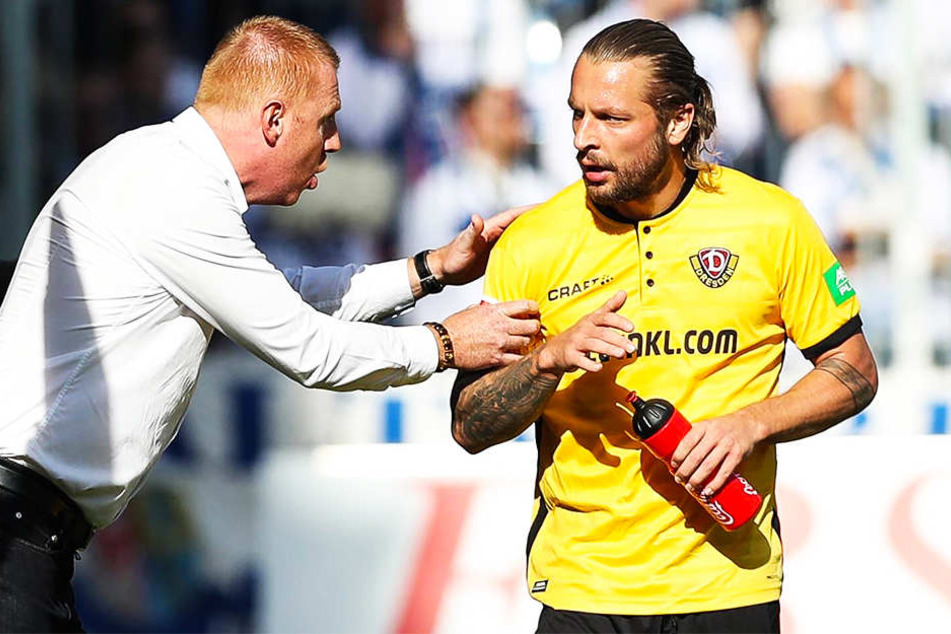 Dynamo Coach Maik Walpurgis (l.) im Gespräch mit Patrick Ebert sagen. Warnt er seinen Schützling möglicherweise vor einer drohenden Gelben Karte?