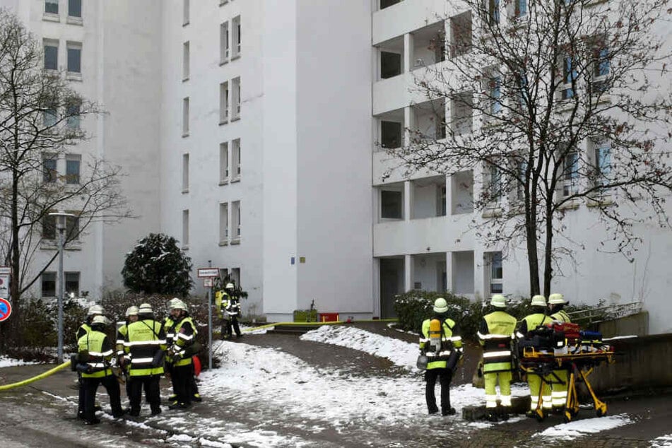 Kräfte der Feuerwehr stehen am Einsatzort in Sendling-Westpark.