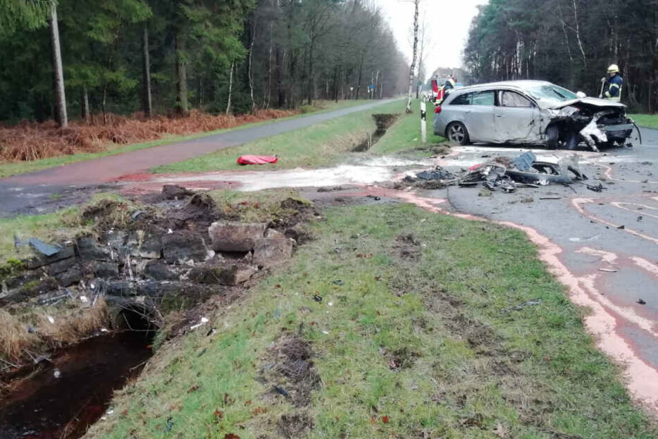 Der stark beschädigte Opel kam krachte gegen die Mauer und schleuderte zurück auf die Straße.