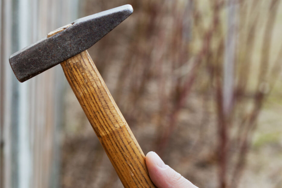 Mit einem Hammer bewaffnet ging der Mann ins Jobcenter. (Symbolbild)