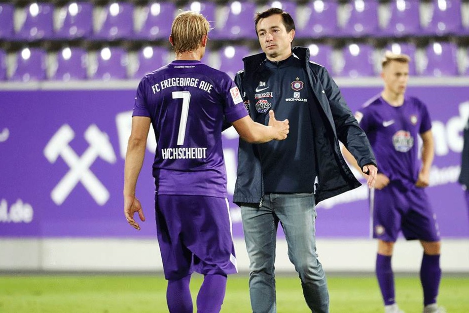 Gut gemacht! FCE-Coach Daniel Meyer (r.) bedankt sich bei Jan Hochscheidt.