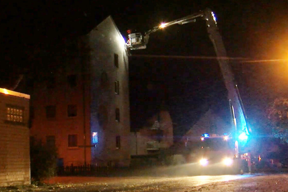 Die Feuerwehr musste in und um Aschaffenburg zahlreiche Dächer sichern.