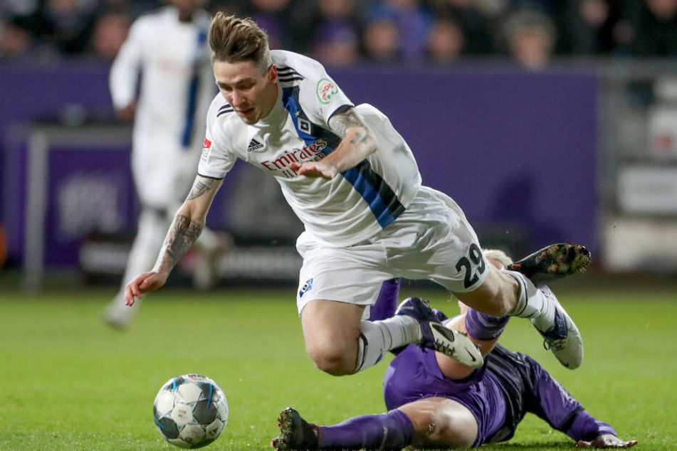 Adrian Fein wird von Osnabrücks Niklas Uwe Schmidt zu Fall gebracht.
