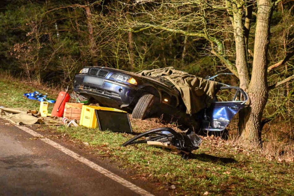 Der BMW mit französischem Kennzeichen kam von der B 189 ab und krachte gegen einen Baum. Der Fahrer starb noch an der Unfallstelle.