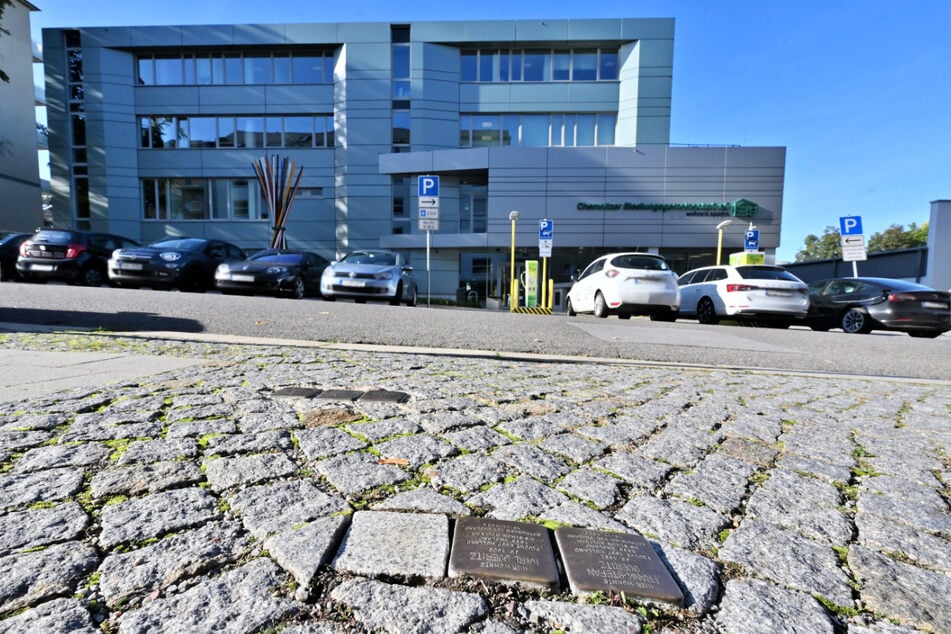 Einer fehlt: Der Stolperstein (l.) von Irene Beatrice Goeritz wurde vom 18. auf den 19. Oktober entfernt.