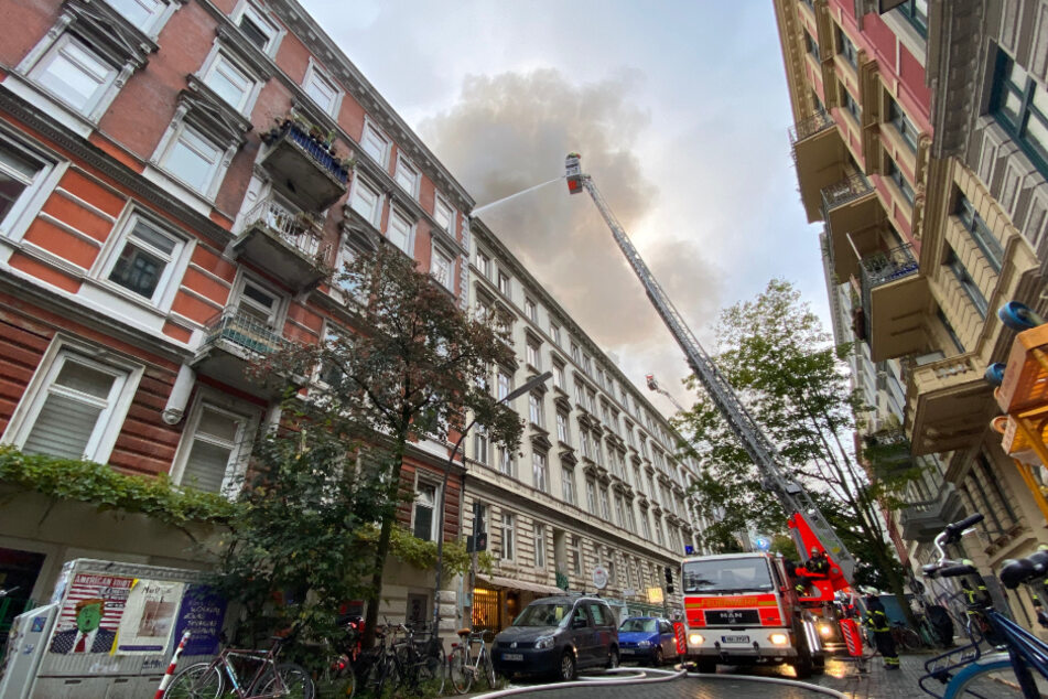 Die engen Straßen im Karolinenviertel erschweren die Löscharbeiten.