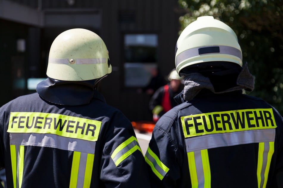 Das Feuer brach zunächst auf der Veranda des Hauses aus. (Symbolbild)