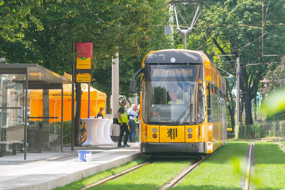 Die Haltestelle Hebbelplatz wurde saniert. Die Gleise liegen jetzt weiter auseinander, damit die neuen Strabas Platz haben.