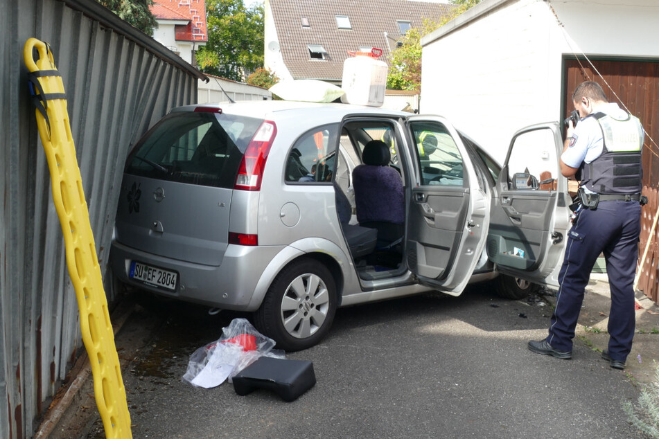 Die Polizei will jetzt ermitteln, warum die 77-jährige Frau mit ihrem Opel gegen die Garage krachte.