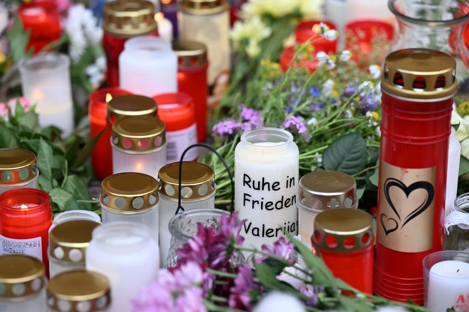 Trauer in Döbeln nach dem unfassbaren Mord an der neunjährigen Valeriia: Zahlreiche Menschen legten Kerzen und Blumen nieder.
