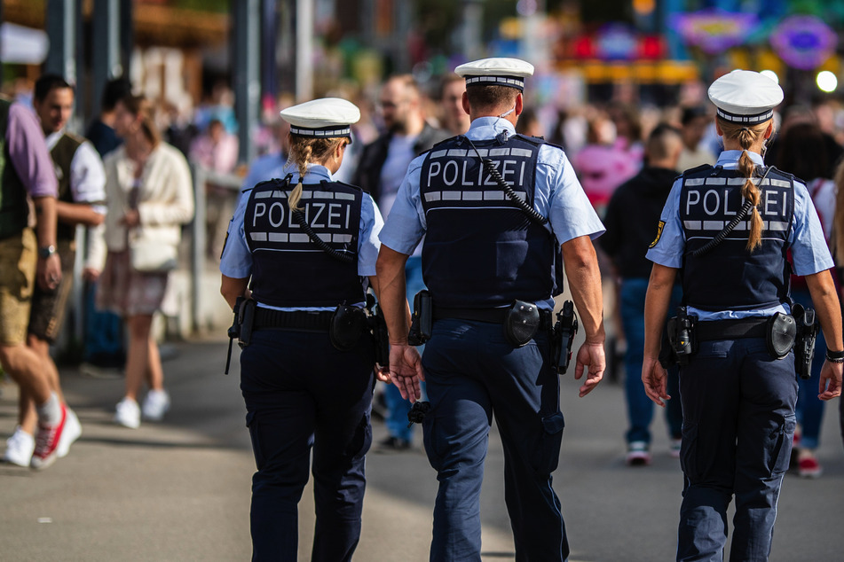 Viele Streifenpolizisten schauen auf dem Cannstatter Wasen nach dem Rechten.