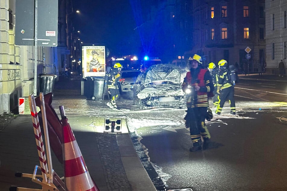 Die Feuerwehr kam am Dienstagabend in Gohlis zum Einsatz. Im Hintergrund warten Bus und Bahn, bis sie weiterfahren können.