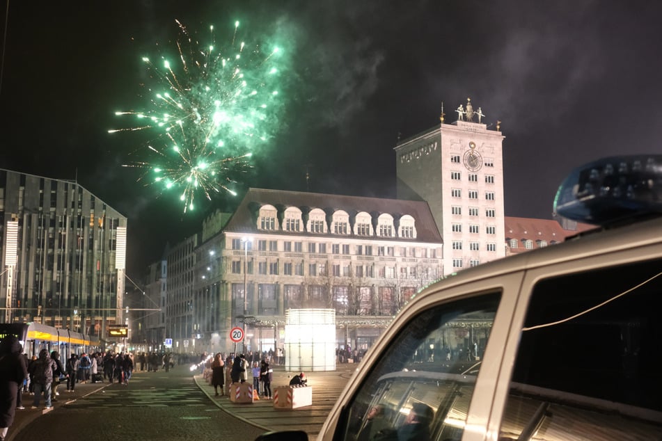 Auf dem Augustusplatz hatten sich zum Jahreswechsel Gruppen gegenseitig mit Feuerwerkskörpern beschossen. (Archivfoto)