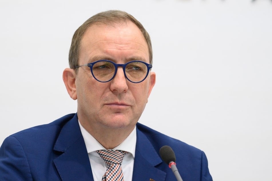 Im Salzlandkreis in Sachsen-Anhalt holt die AfD bei der Landtagswahl 49,7 Prozent. Landrat Markus Bauer (55) von der SPD fordert Gespräche mit der im Land als rechtsextremistisch eingestuften Partei.