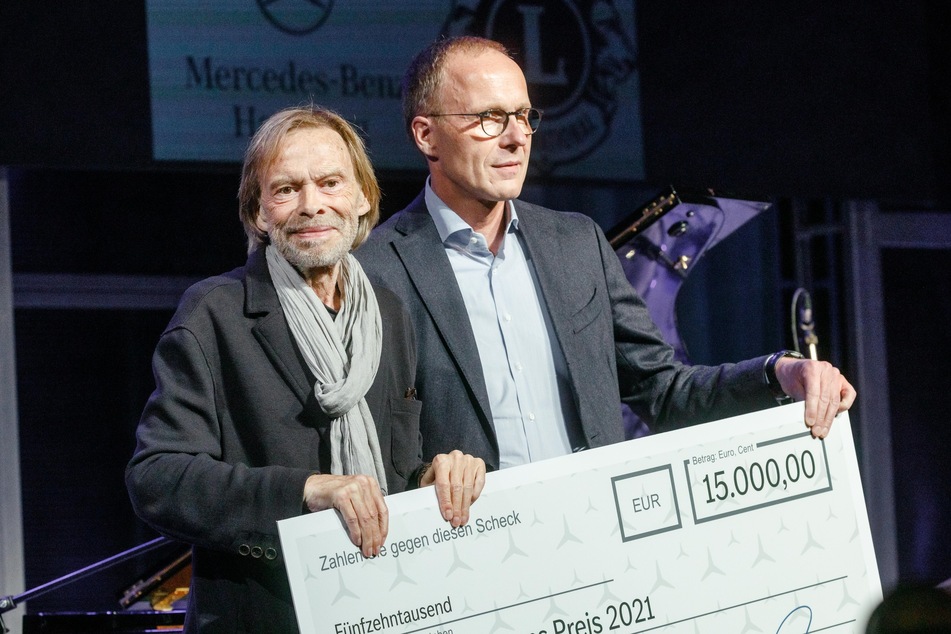 Der Schauspieler Volker Lechtenbrink (77, l.) erhält von Matthias Kallis, Leiter Mercedes-Benz Hamburg, den mit 15.000 Euro dotierten Gustaf-Gründgens-Preises 2021.