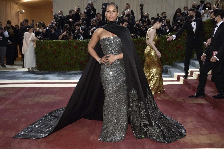 Alicia Keys (41), Soul- und R&B-Sängerin, glitzerte in einem bodenlangen Paillettenkleid und elegantem Cape.