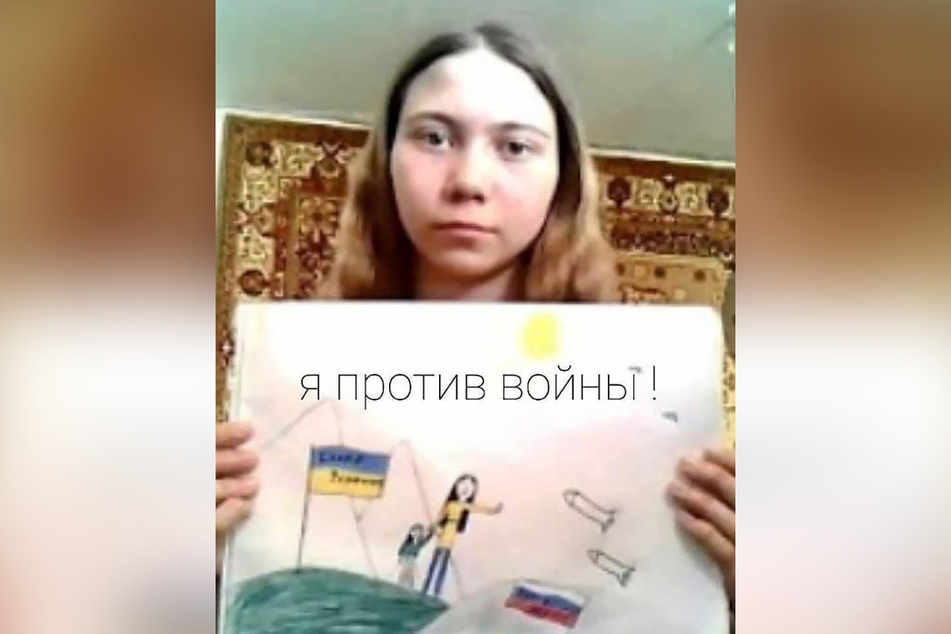 Die junge Russin Masha malte in der Schule ein Anti-Kriegs-Bild. Ihrem Vater drohen deshalb bis zu drei Jahre Haft.