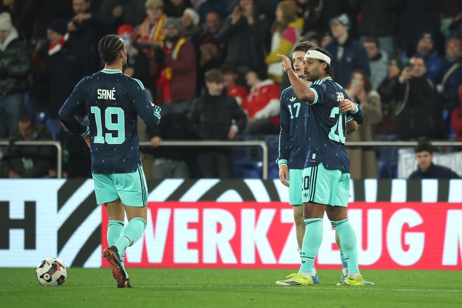 Serge Gnabry (r.) feiert seinen Ausgleichstreffer.