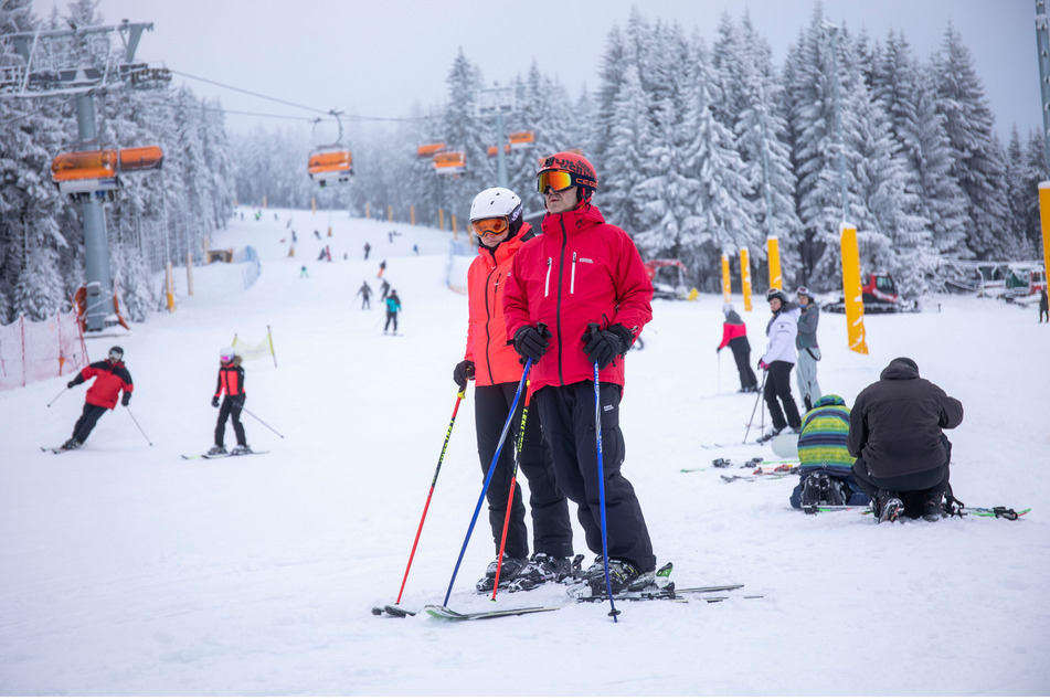 Auch wenn es in Sachsen aktuell an Schnee fehlt - zum Ferienstart fahren viele Sachsen in den Skiurlaub.