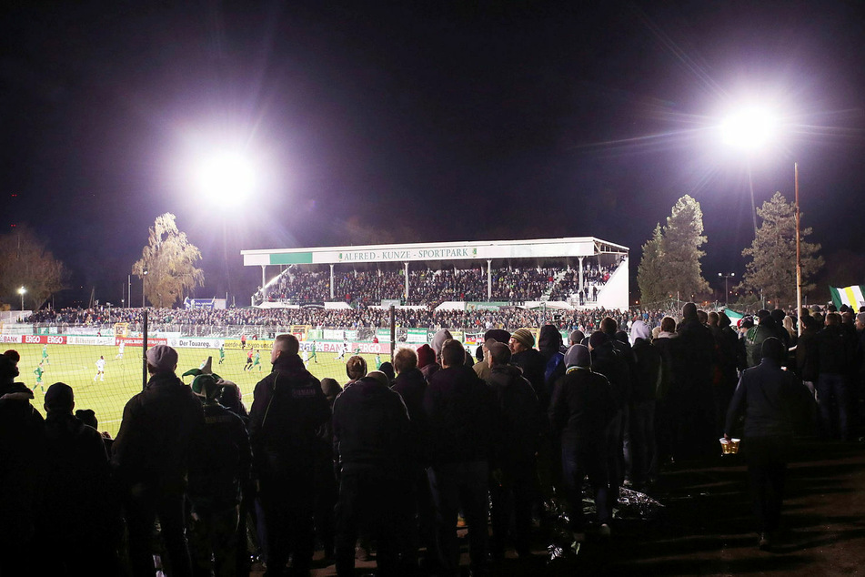 Oktober 2018: Im DFB-Pokal-Spiel gegen den SC Paderborn erstrahlt der Alfred-Kunze-Sportpark aufgrund von mobilen Flutlichtmasten. Die stehen jetzt nicht mehr. Und da liegt das Problem.