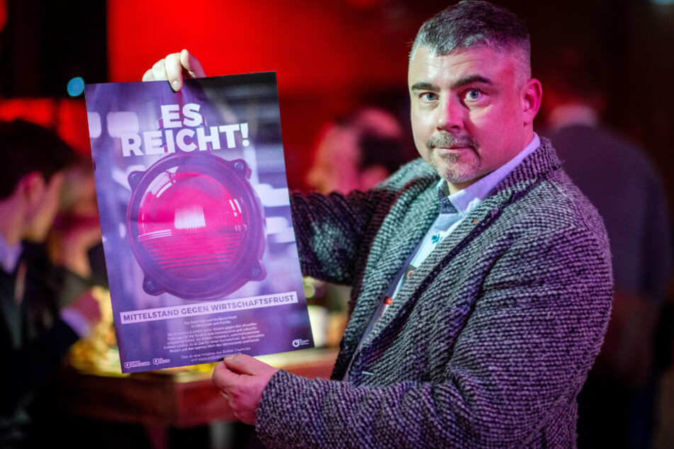 Ronny Meichsner (48) vom BVMW Chemnitz mit dem Plakat zur Aktion "Es reicht!".