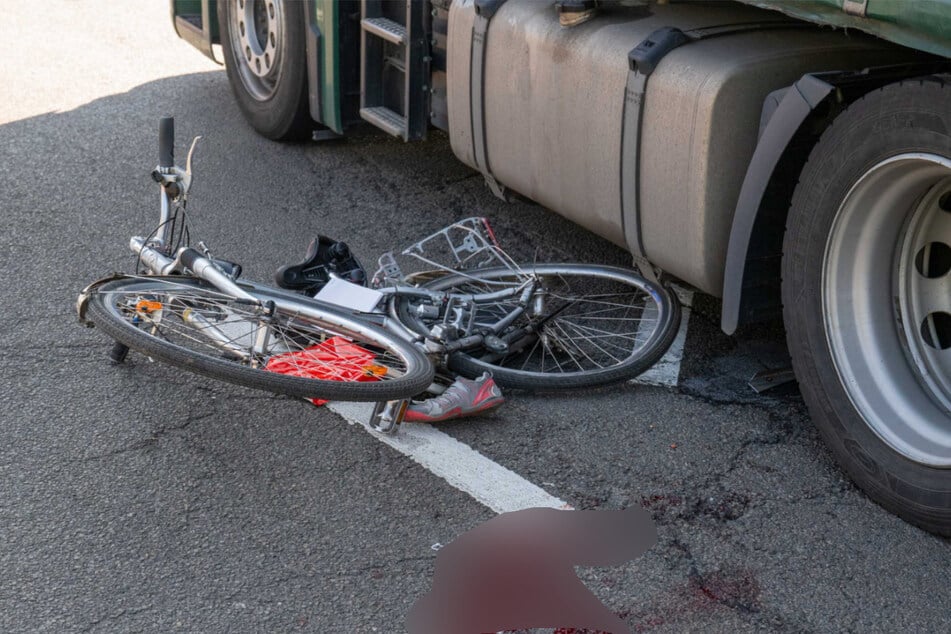 Die Fahrradfahrerin wurde von dem Lkw zu Boden geworfen und verletzt.