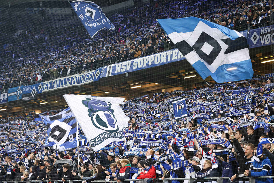 Der Hamburger SV darf das Volksparkstadion ab dem kommenden Heimspiel wieder komplett füllen. 57.000 Zuschauer passen rein.