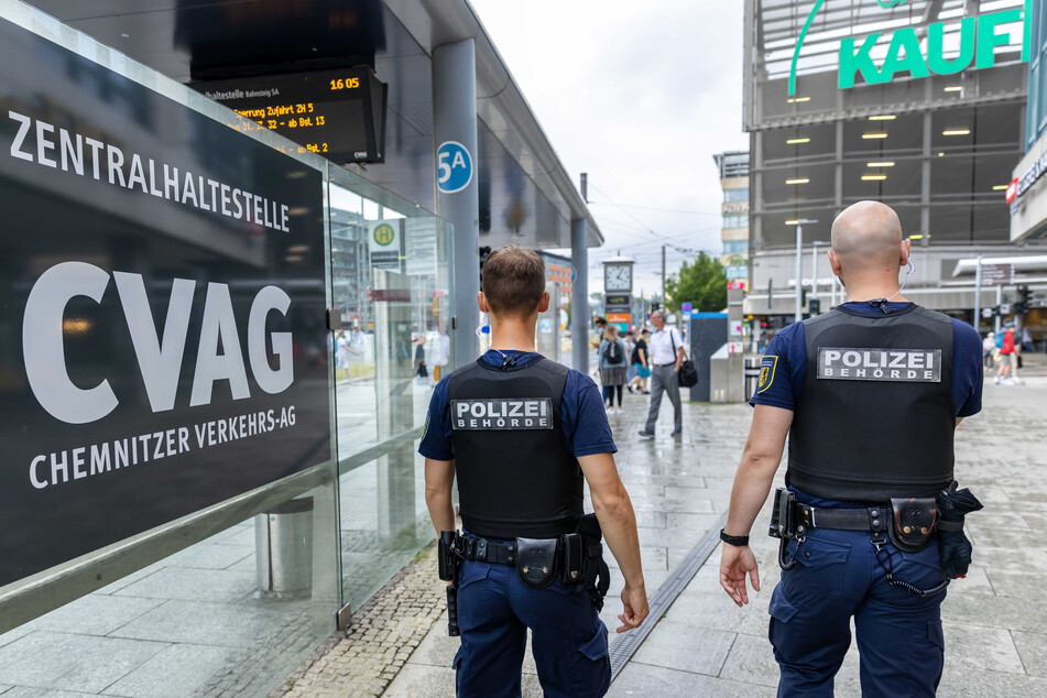 Die Zentralhaltestelle ist laut Polizei einer der gefährlichsten Orte in Chemnitz. Mit Hunden könnte sich der Stadtordnungsdienst mehr Respekt verschaffen.