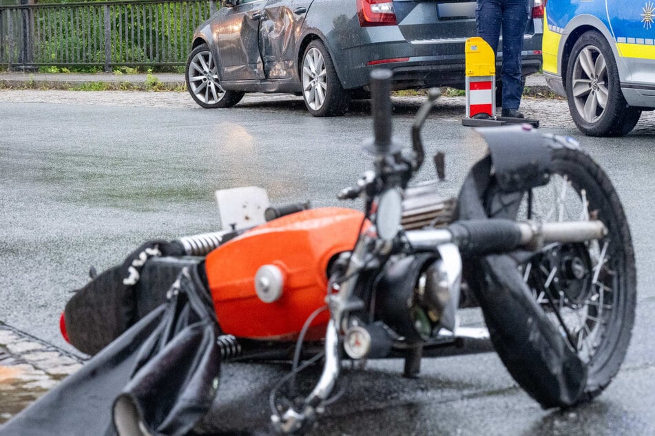 Der Simson-Fahrer (17) verletzte sich bei dem Verkehrsunfall leicht und wurde infolgedessen in ein Krankenhaus gebracht.