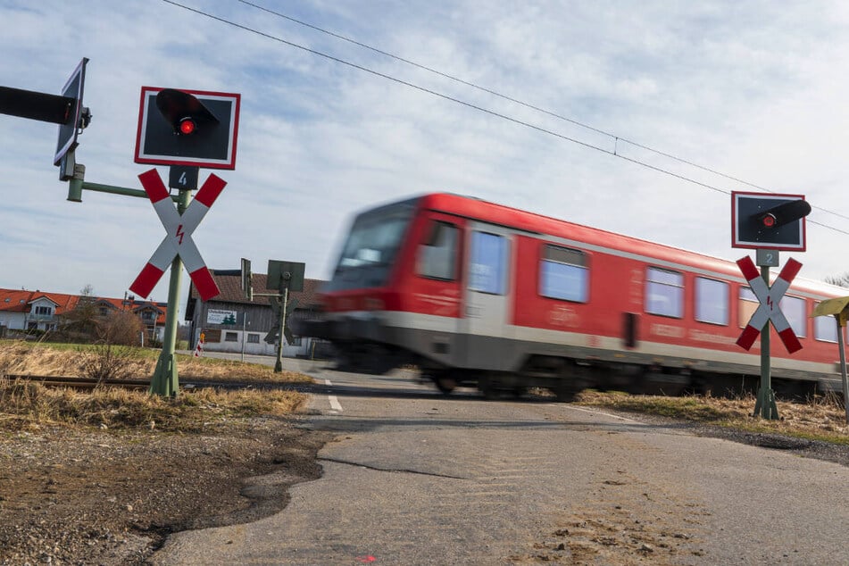 Riesenschreck für 30 Fahrgäste: Regionalzug kracht in Auto
