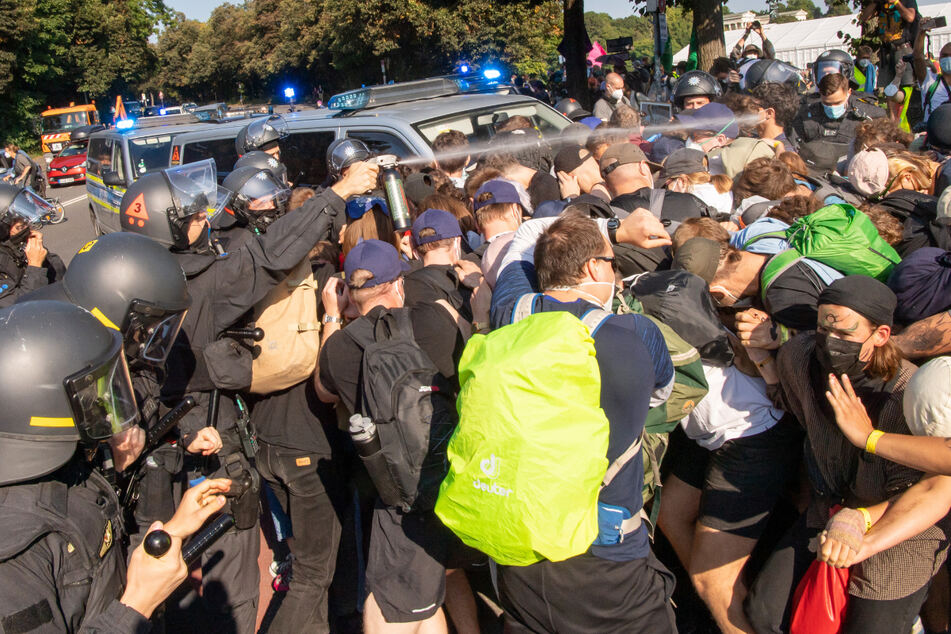 München: IAA-Proteste eskalieren: Polizei setzt Pfefferspray und Schlagstöcke in München ein!