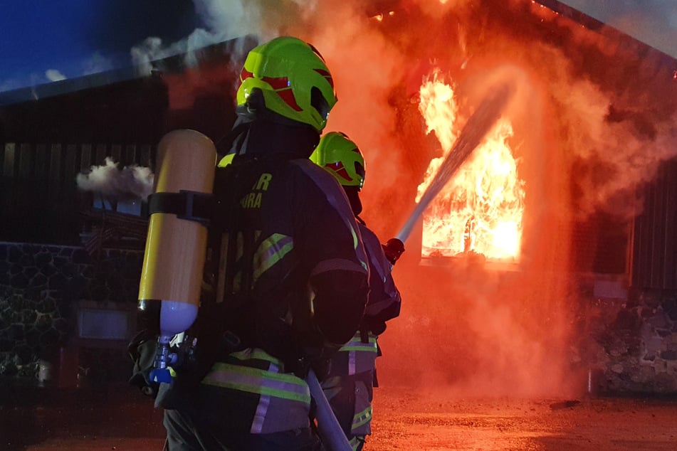 Zahlreiche Feuerwehrleute rückten an, um den Brand im unterfränkischen Teil der Rhön zu bekämpfen.