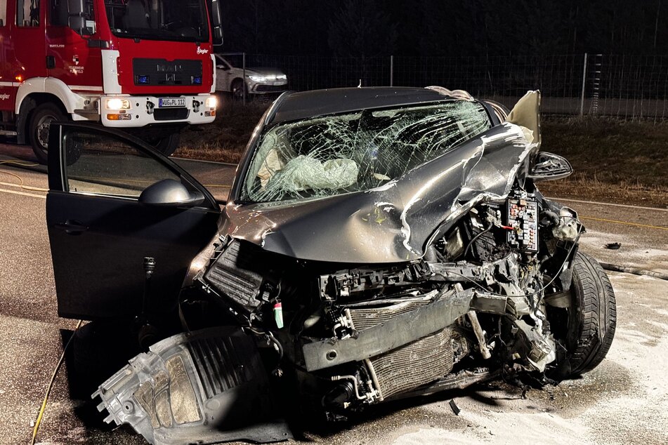 Zusammenstoß mit Familien-Auto: 19-Jährige stirbt nach Unfall