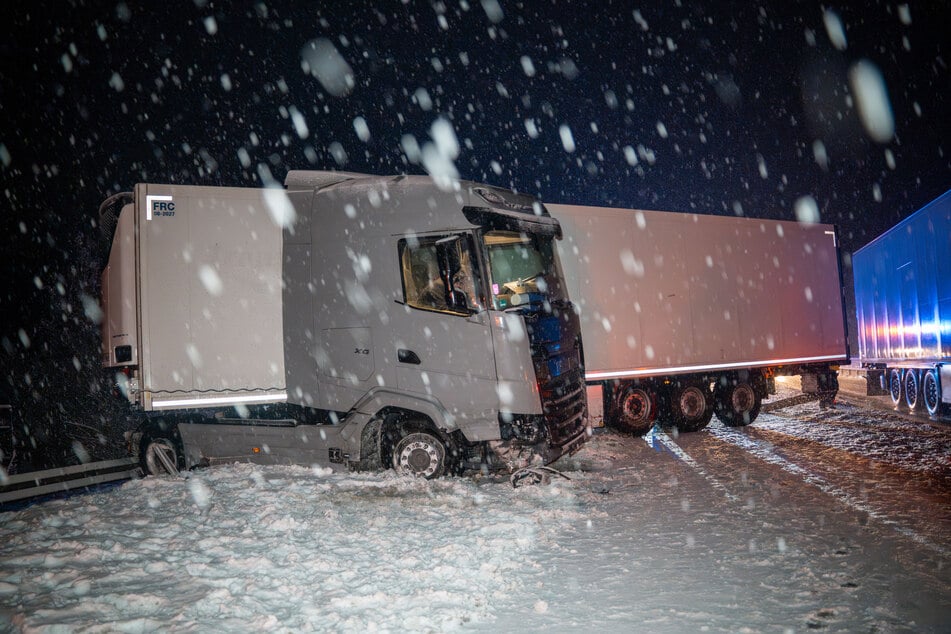 Der Lkw kam aufgrund des Neuschnees ins Schleudern.