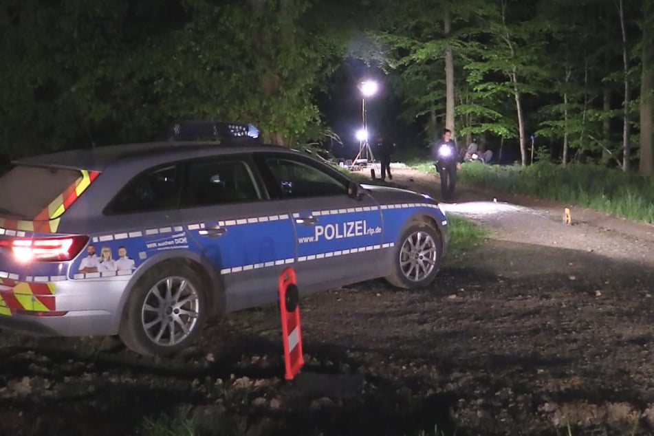 Die Polizei sicherte am Unfallort Spuren, die Ermittlungen dauern an.
