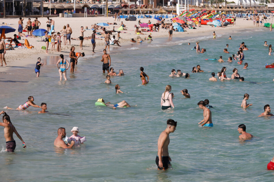 Auf Mallorca wäre Abkühlung nötig. Mittlerweile hat selbst das Meerwasser Temperaturen von bis zu 28 Grad Celsius erreicht. Die Luft ist noch deutlich heißer.