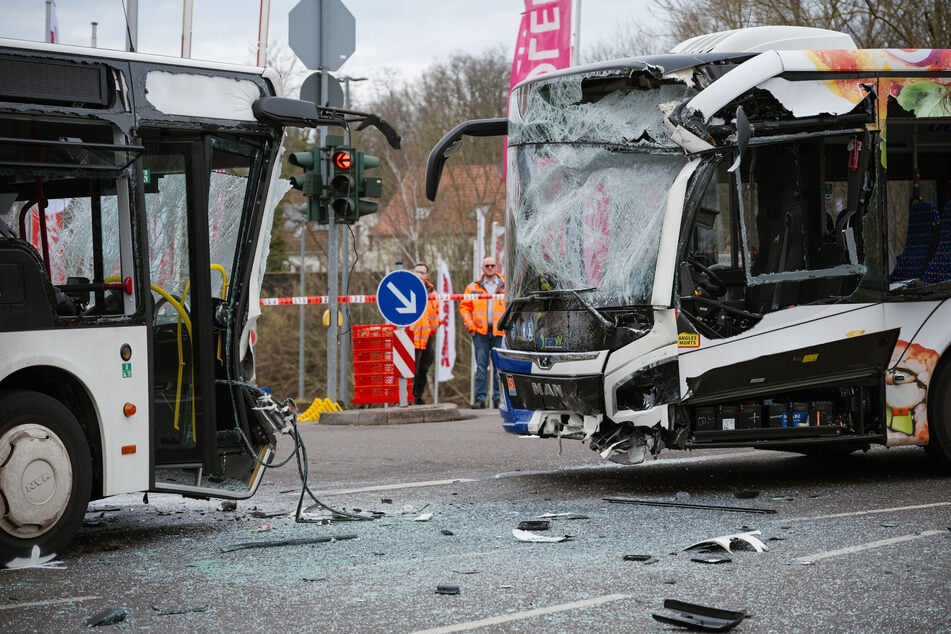 Beide Busse wurden durch den Zusammenstoß stark beschädigt.