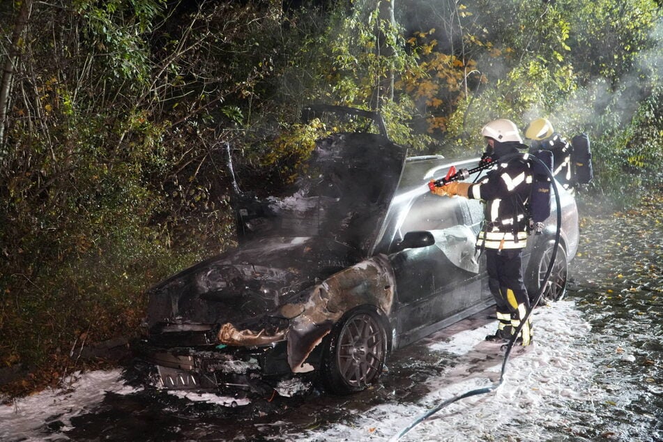 Ein Audi brannte im Frontbereich fast vollständig aus.