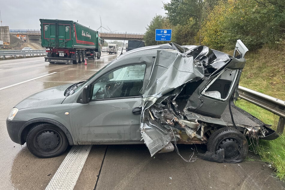 Ein VW-Fahrer mit Anhänger geriet gegen den parkenden Opel auf dem Standstreifen der A1.