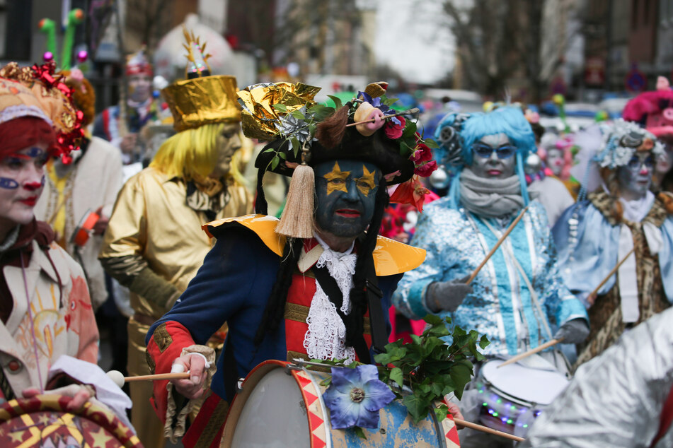 Im Jahr 2020 feierten die Karnevalisten noch ausgelassen den Rosenmontagszug in Köln.