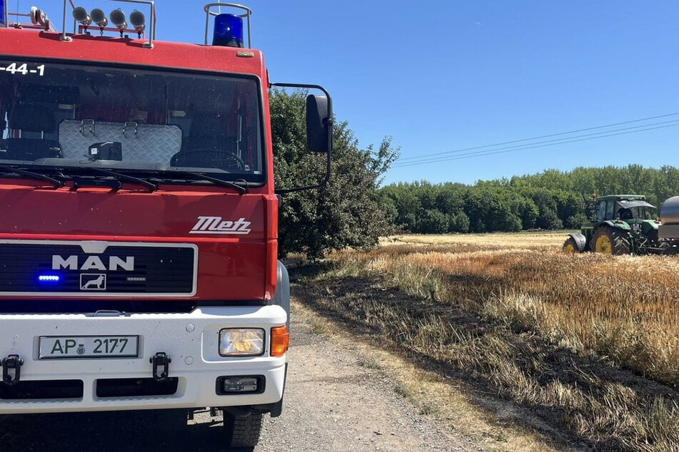 Die Feuerwehren löschte die Flammen. Neben dem Feld wurde auch der Straßengraben in Mitleidenschaft gezogen.