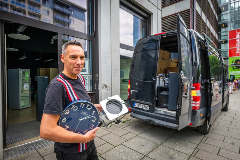 Tanzschul-Chef Tilo Kühl-Schimmel (49) holte die letzten Utensilien aus den alten Räumen im Rosenhof.